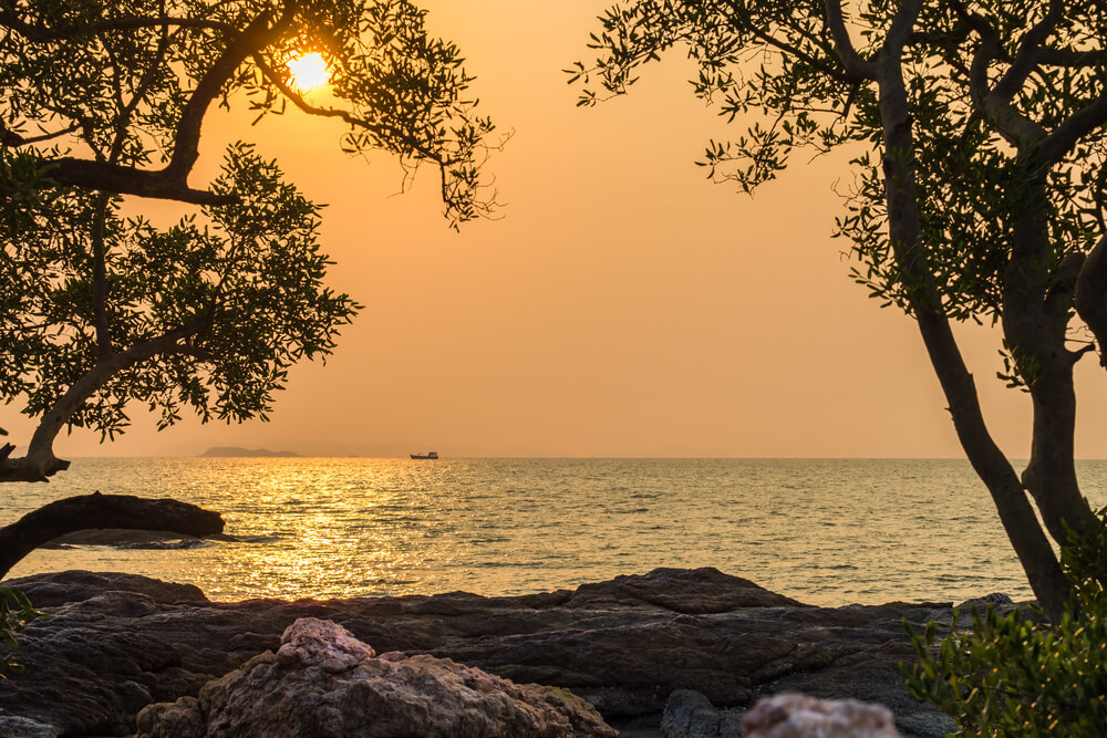 หาดลับพัทยา หาดริมผา